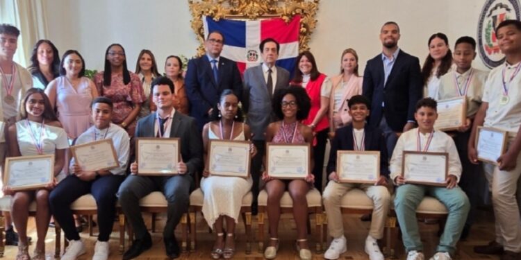 Embajada dominicana en España reconoce a estudiantes destacados 