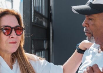 Carolina Mejía recorre cementerios por el Día de los Padres