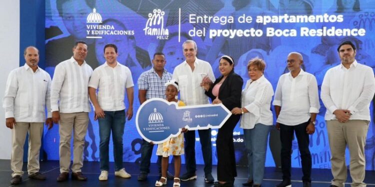 Presidente Abinader entrega de 72 apartamentos en Boca Chica