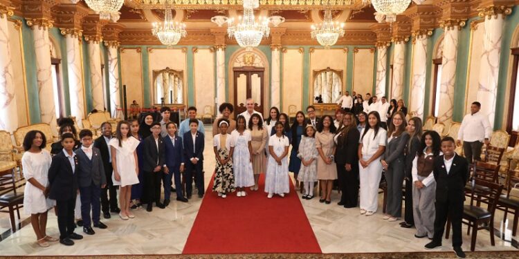 Presidente Abinader recibe a estudiantes destacados, hijos de dominicanos residentes en el exterior