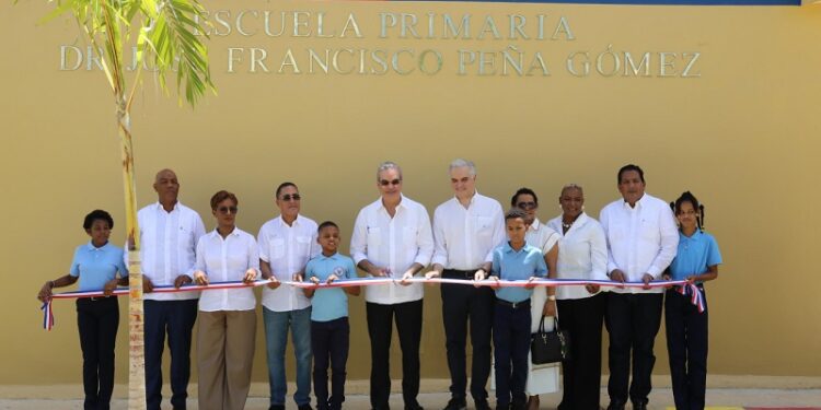 Presidente Abinader inaugura dos escuelas con capacidad para 1.600 estudiantes