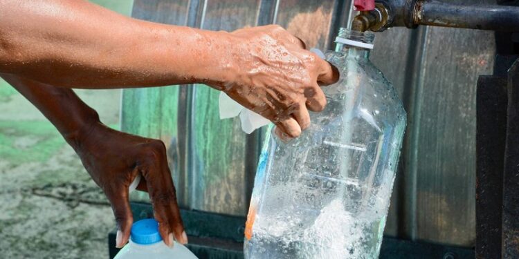 Gobernadora atribuye escasez de agua a la falta de mantenimiento y a contratistas privados