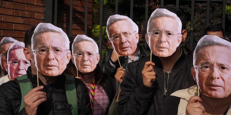 Emiten histórico fallo en el caso contra Álvaro Uribe