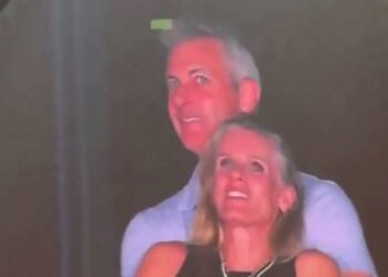 Renuncia el CEO que fue ‘pillado’ con su amante en un concierto de Coldplay