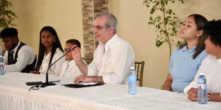 Presidente Abinader se reúne con más de 300 jóvenes para escuchar sus inquietudes