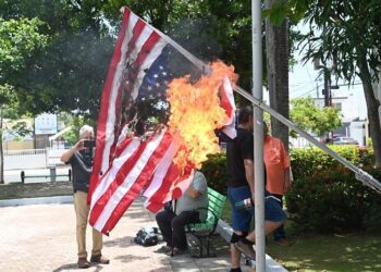 Queman en Puerto Rico banderas de Estados Unidos en repudio al colonialismo