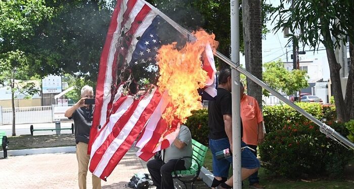Queman en Puerto Rico banderas de Estados Unidos en repudio al colonialismo