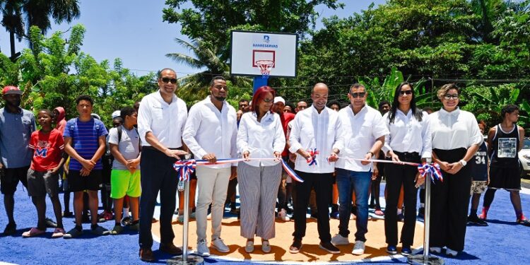 Juega RD Banreservas reconstruye dos canchas en Samaná