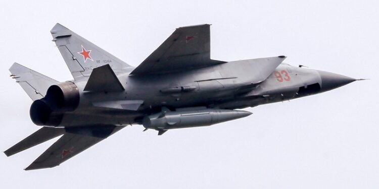 Masivo ataque de Rusia con misiles hipersónicos Kinzhal y drones contra aeródromos ucranianos