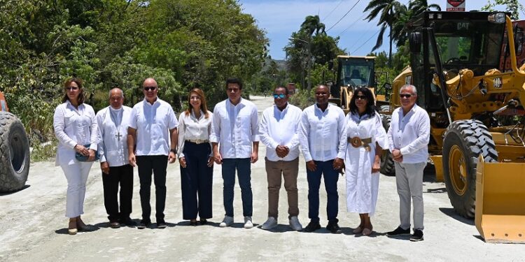 David Collado deja iniciados trabajos reconstrucción vía acceso playa Teco, Puerto Plata