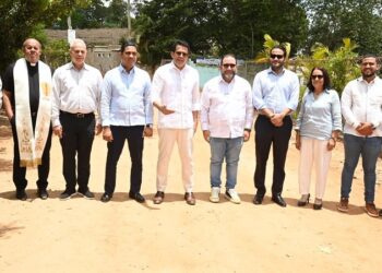 Ministro de Turismo deja iniciada reconstrucción de vía de acceso en Jumunuco