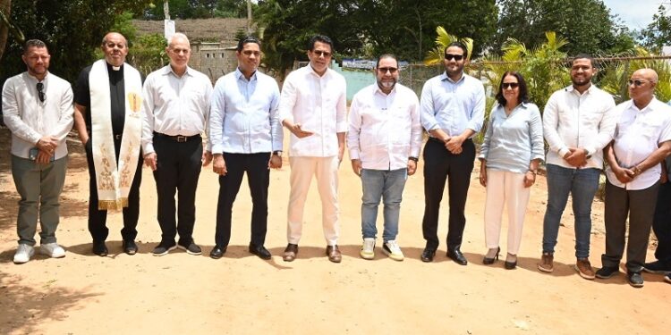 Ministro de Turismo deja iniciada reconstrucción de vía de acceso en Jumunuco