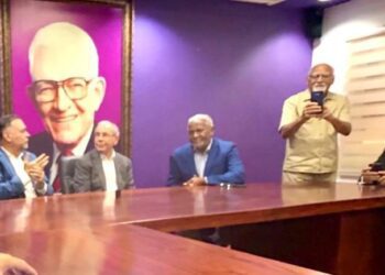 Danilo Medina firma acta de validación de su membresía en el PLD