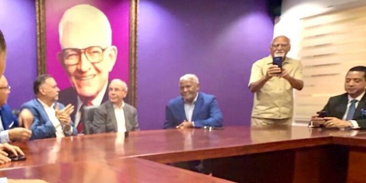 Danilo Medina firma acta de validación de su membresía en el PLD