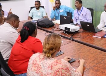 Edeeste se reúne con comunitarios de Brisas del Este para mejorar el servicio en la zona