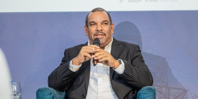 RD avanza en almacenamiento energético con más de 20 proyectos solares aprobados