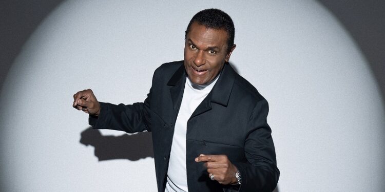 El Canario celebra cinco décadas de carrera con el álbum «Big Swing»