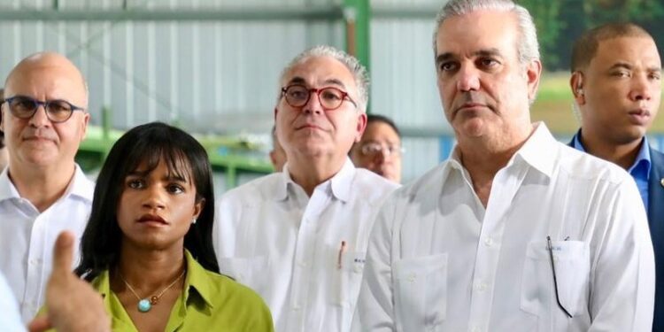 Abinader supervisa ensamblaje de los aviones TP-75 Dulus en la Base Aérea de San Isidro