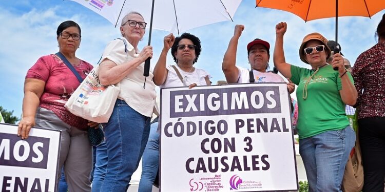 Código Penal aprobado en el Senado protege a agresores y corruptos, afirman organizaciones