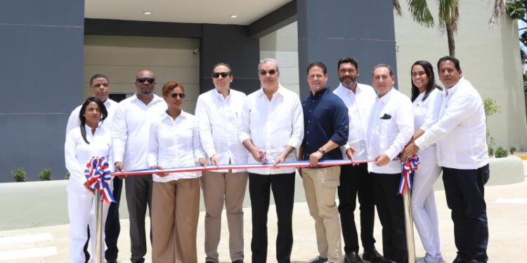 Presidente Abinader inaugura primer hospital traumatológico de la región este