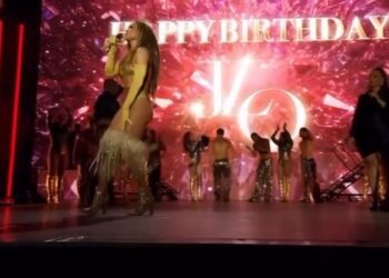 VIDEO: Jennifer López sufre un chasco con su falda y termina en ropa interior en un concierto