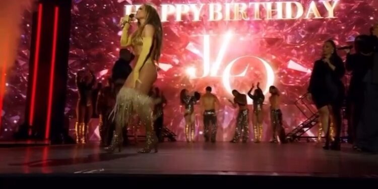 VIDEO: Jennifer López sufre un chasco con su falda y termina en ropa interior en un concierto