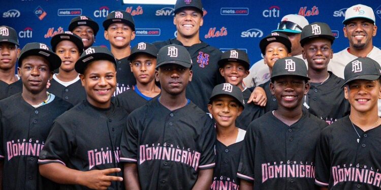 Juan Soto recibe al equipo dominicano de béisbol y les dedica jonrón antes de partir al Mundial Sub-12 en Taiwán
