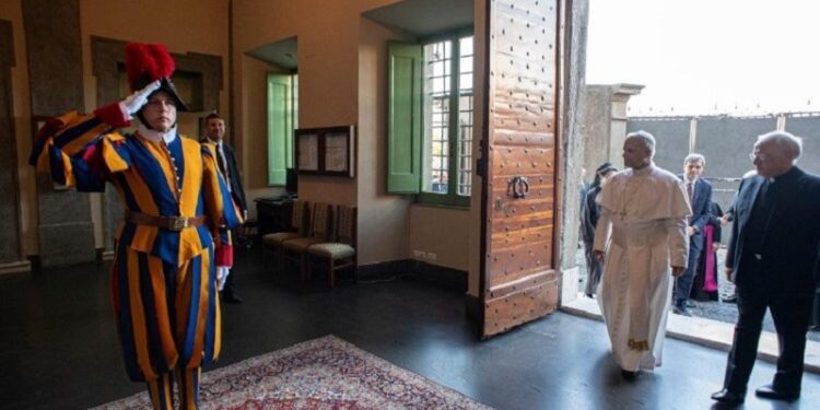 León XIV regresa al Vaticano: “Seguimos promoviendo la paz”