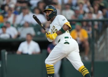 Miguel Andújar es traspasado de los Atléticos a los Rojos