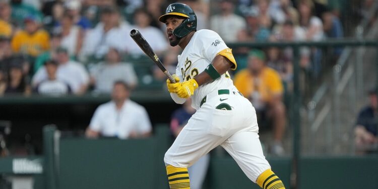 Miguel Andújar es traspasado de los Atléticos a los Rojos