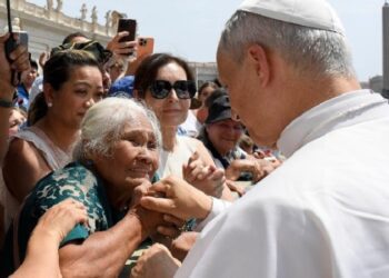 El Papa: Visitar a un anciano es encontrar a Jesús, libera de la indiferencia y soledad