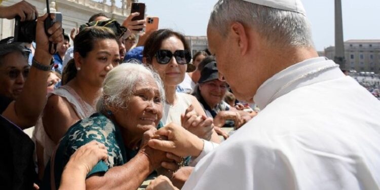 El Papa: Visitar a un anciano es encontrar a Jesús, libera de la indiferencia y soledad