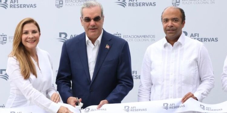 Presidente Abinader inaugura parqueo Plaza Zona Colonial