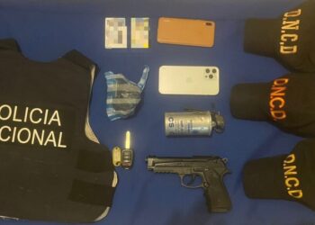 Policía ocupa pistola, pertrechos militares, bomba lacrimógena y presunta marihuana a dos hombres