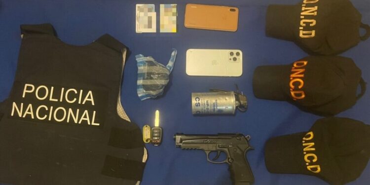 Policía ocupa pistola, pertrechos militares, bomba lacrimógena y presunta marihuana a dos hombres