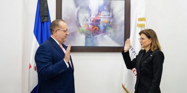 Vicepresidenta Raquel Peña juramenta a Magín Díaz como ministro de Hacienda