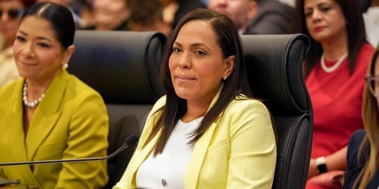 Cámara de Representantes confirma a Rosachely Rivera Santana como secretaria de Estado