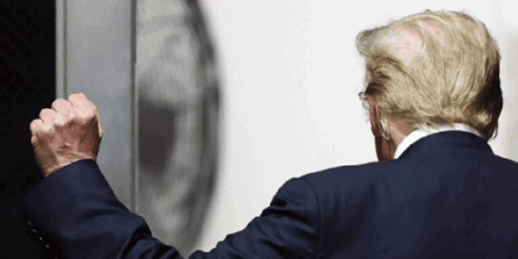 ¿Cómo detener el movimiento de fascismo-sin democracia de Donald Trump? [su último capítulo contra Barak Obama es un cruce de líneas del nunca retorno