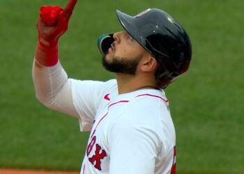 Abreu y Story deciden triunfo de Medias Rojas en reanudación de juego vs. Rojos