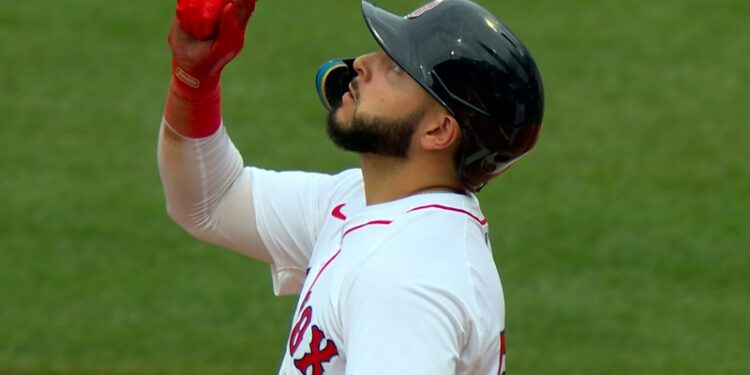 Abreu y Story deciden triunfo de Medias Rojas en reanudación de juego vs. Rojos