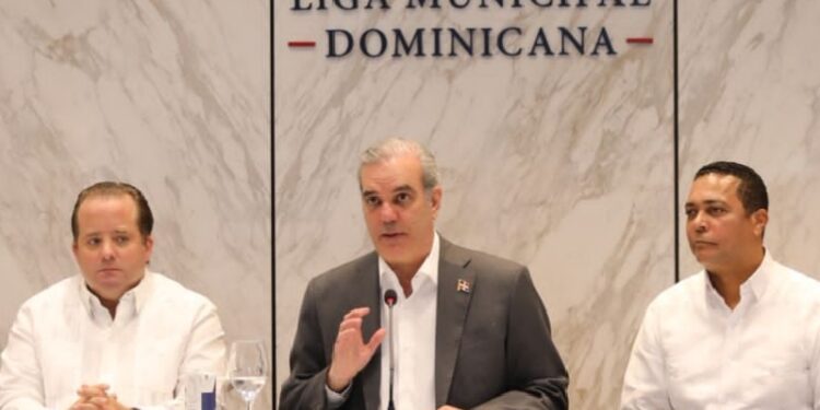 Presidente Abinader anuncia RD$4,000 millones para aceras y contenes en todo el país