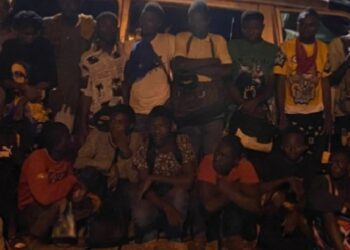 Conductor abandona minibús con 27 haitianos indocumentados en San Juan de la Maguana