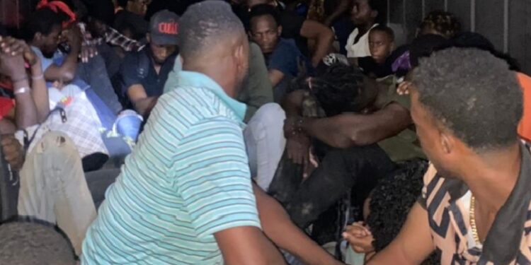 DGM intercepta furgón que trasladaba 79 haitianos indocumentados hacia Santo Domingo
