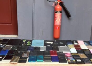 Policía Nacional apresa a dos haitianos con más de 190 celulares robados 