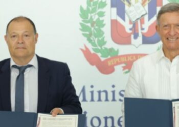 Gobierno dominicano firma acuerdo para establecer en el país la oficina regional del CLAD