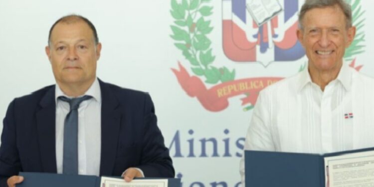 Gobierno dominicano firma acuerdo para establecer en el país la oficina regional del CLAD