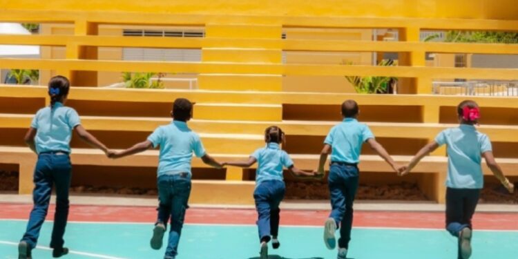 MINERD inicia la entrega del bono para estudiantes del sector público