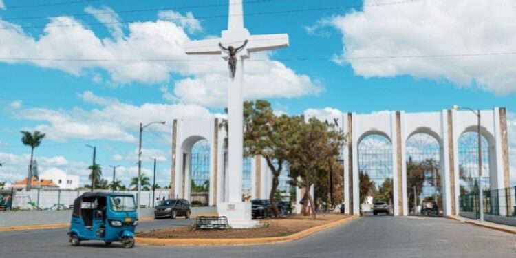 Alcaldía del DN inicia construcción de verja perimetral para mejorar seguridad en cementerio Cristo Redentor