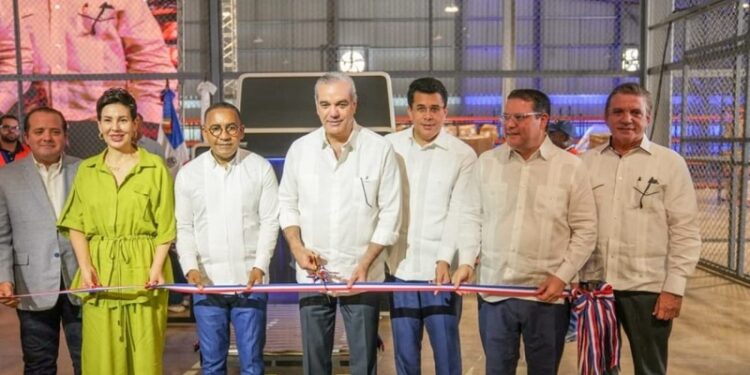 Presidente Abinader y Sanz Lovatón inauguran terminal courier en el AILA