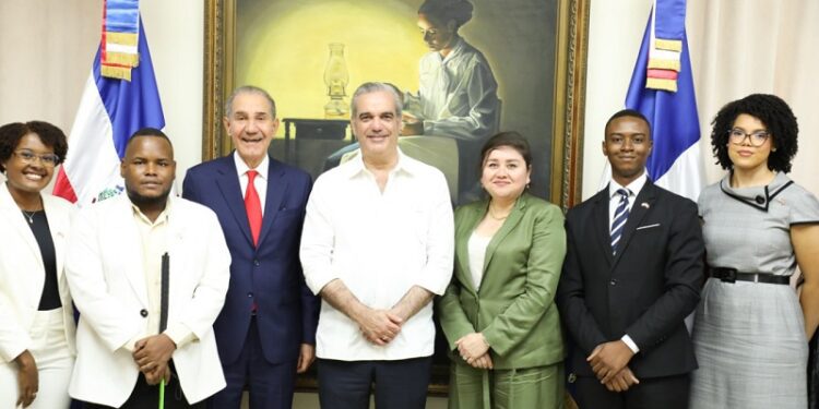 Presidente Abinader despide nuevos becarios Fulbright-MESCyT 2025-2027